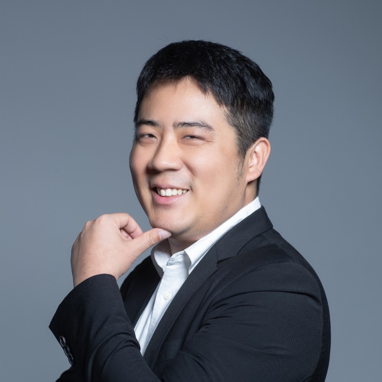 Portrait of Prof. Leon Balents in formal attire