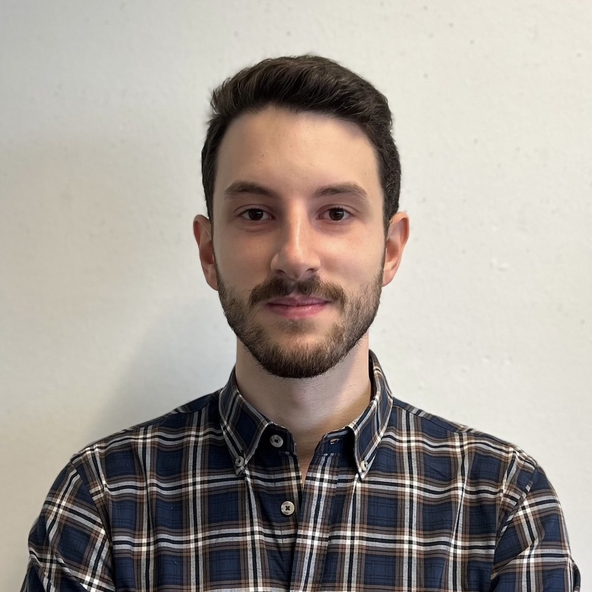 Portrait of Prof. Leon Balents in formal attire